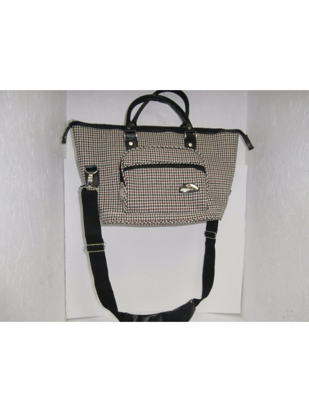 Women's American Flyer Cosmetic Duffel Bag White/Black/Maron Plaid New !!!